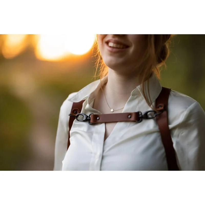The Hantler Chest strap Cognac / Brass, large 33cm