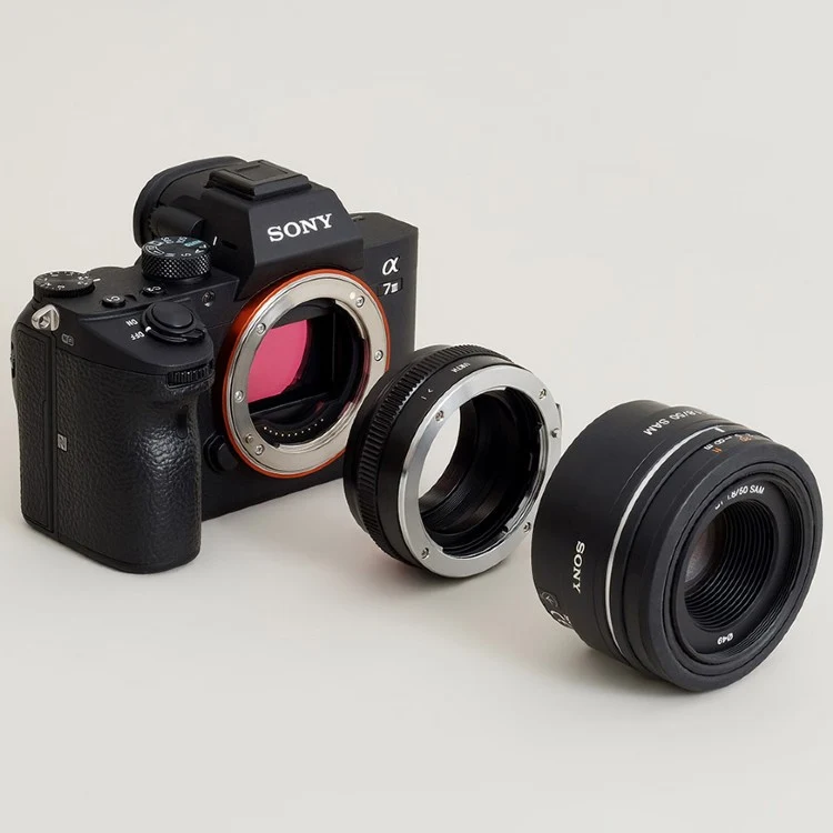 Urth Lens Mount adapter: Compatible with Sony A (Minolta AF) Lens to Leica L Camera Body