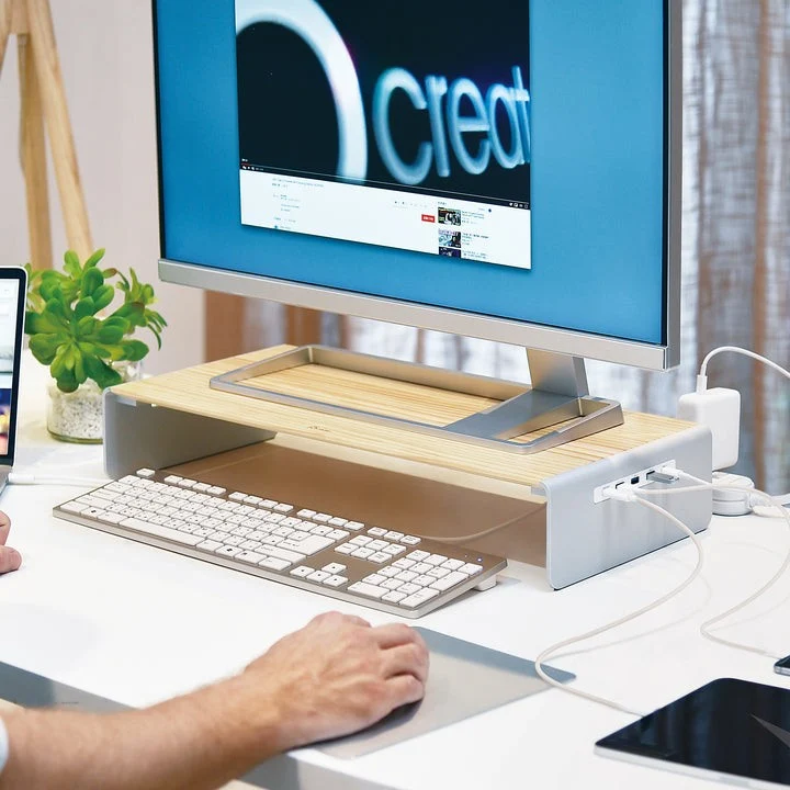 j5create Holz-Monitorständer mit Docking Station