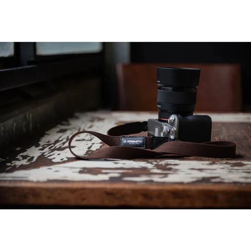 Artisan & Artist ACAM 102A Camera strap brown