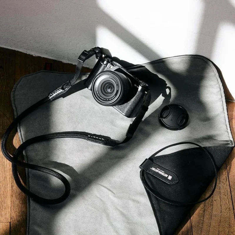 Artisan & Artist ACAM 307A Camera strap, black